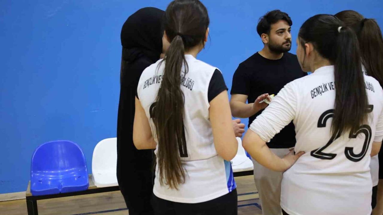 Ağrı ve Van kızları dostluk için voleybol sahasında