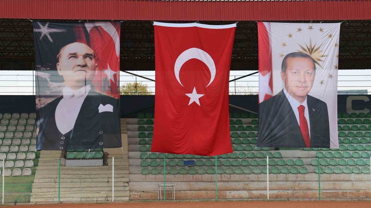 Ahi Stadyumu'nda 103'üncü yıl coşkusu