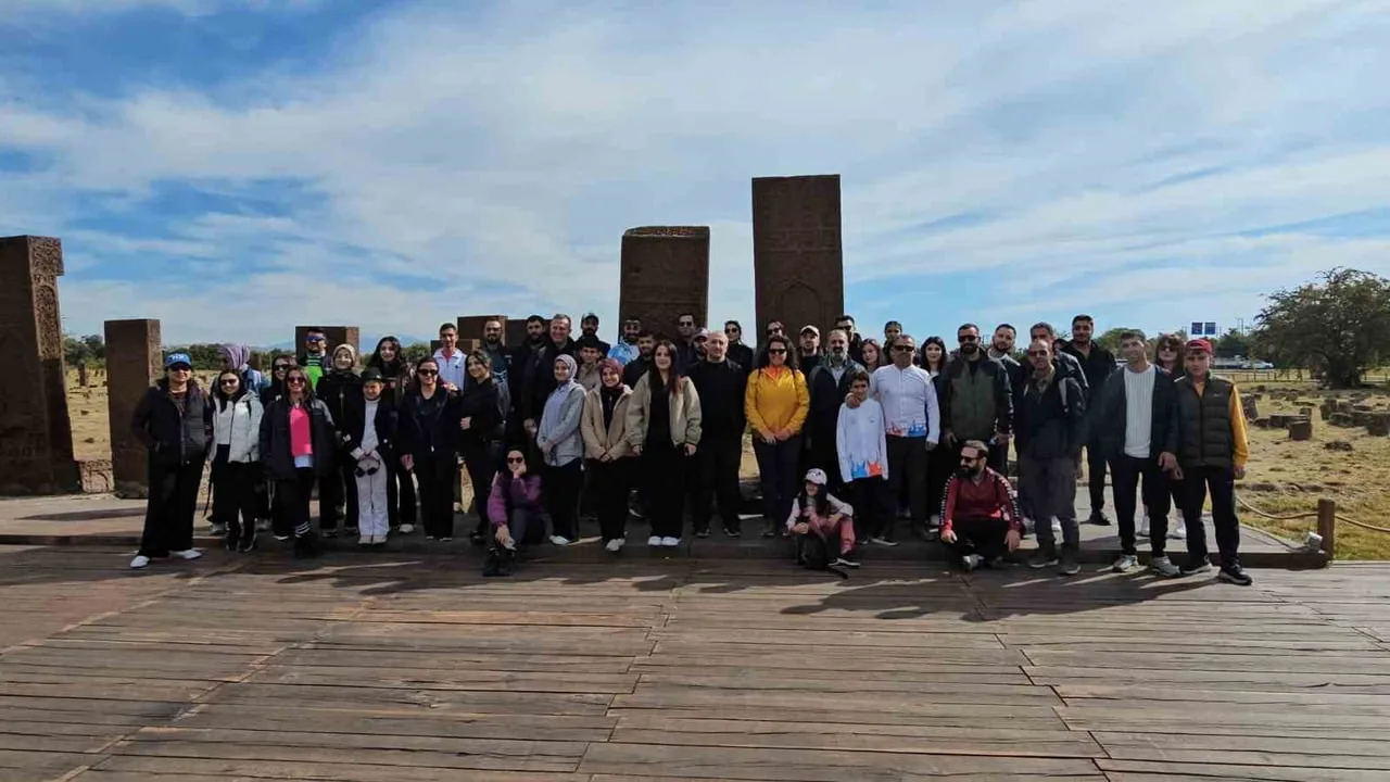 Ahlat’ın saklı tarihini doğaseverler adım adım keşfetti