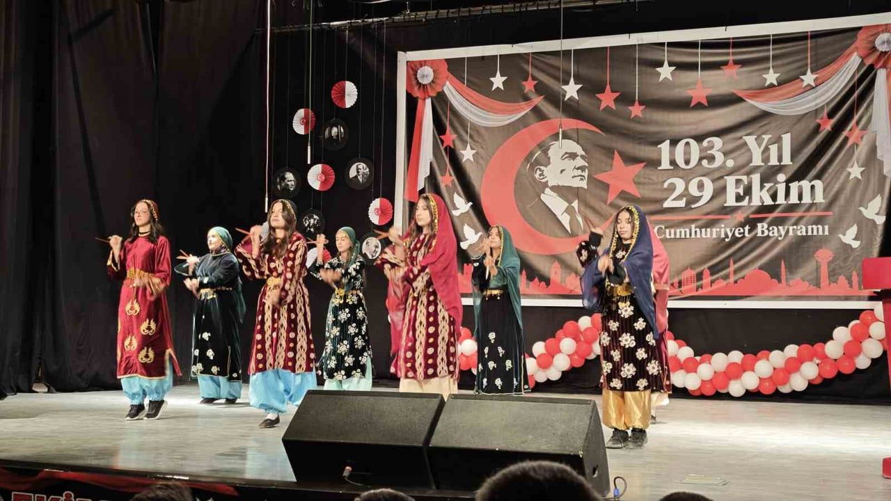 Ahlat'ta cumhuriyetin 103. yılı birlik ve coşkuyla kutlandı
