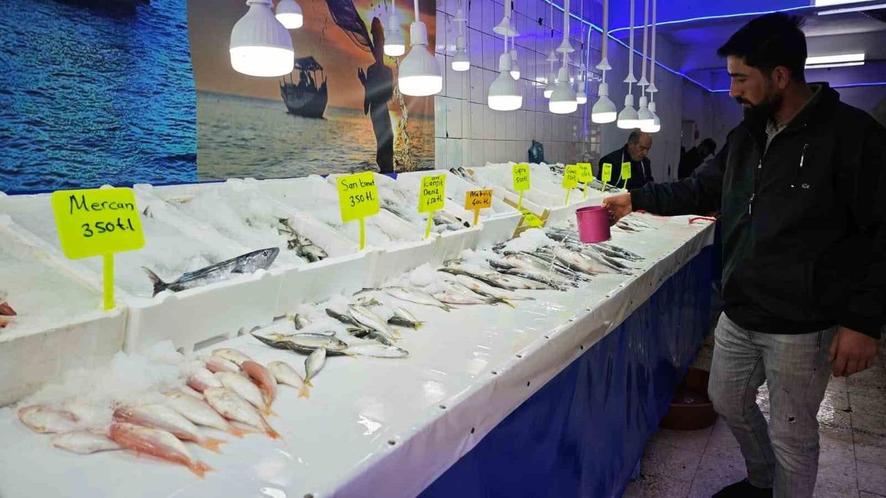 Ahlat'ta soğukların etkisiyle balık satışları canlandı