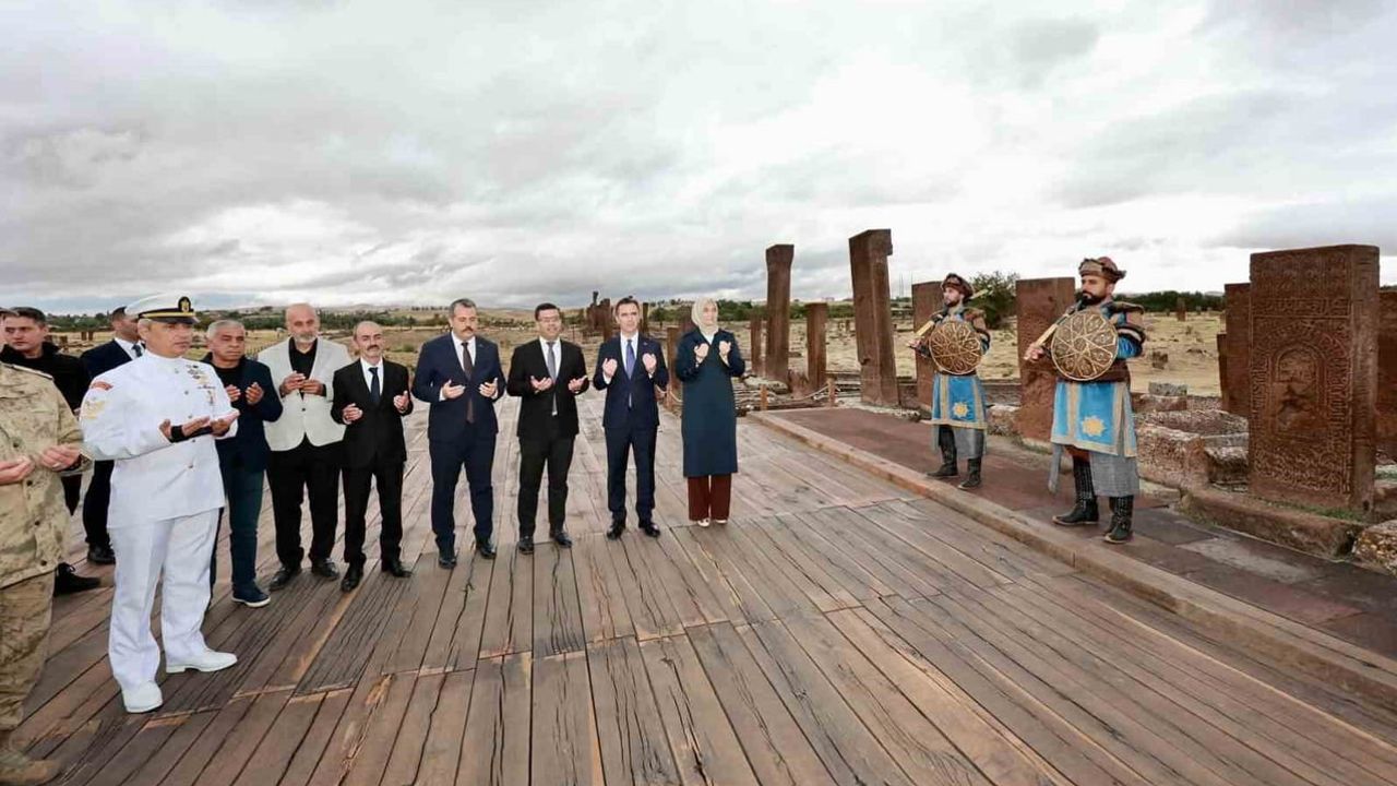 Ahlat'ta tarih turu: bakan yardımcısı kültürel mirası yerinde inceledi