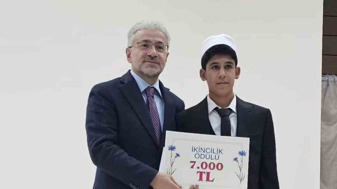 Ahlatlı hafız Mehmet Emin Deniz Erzincan'da bölge ikinciliği elde etti
