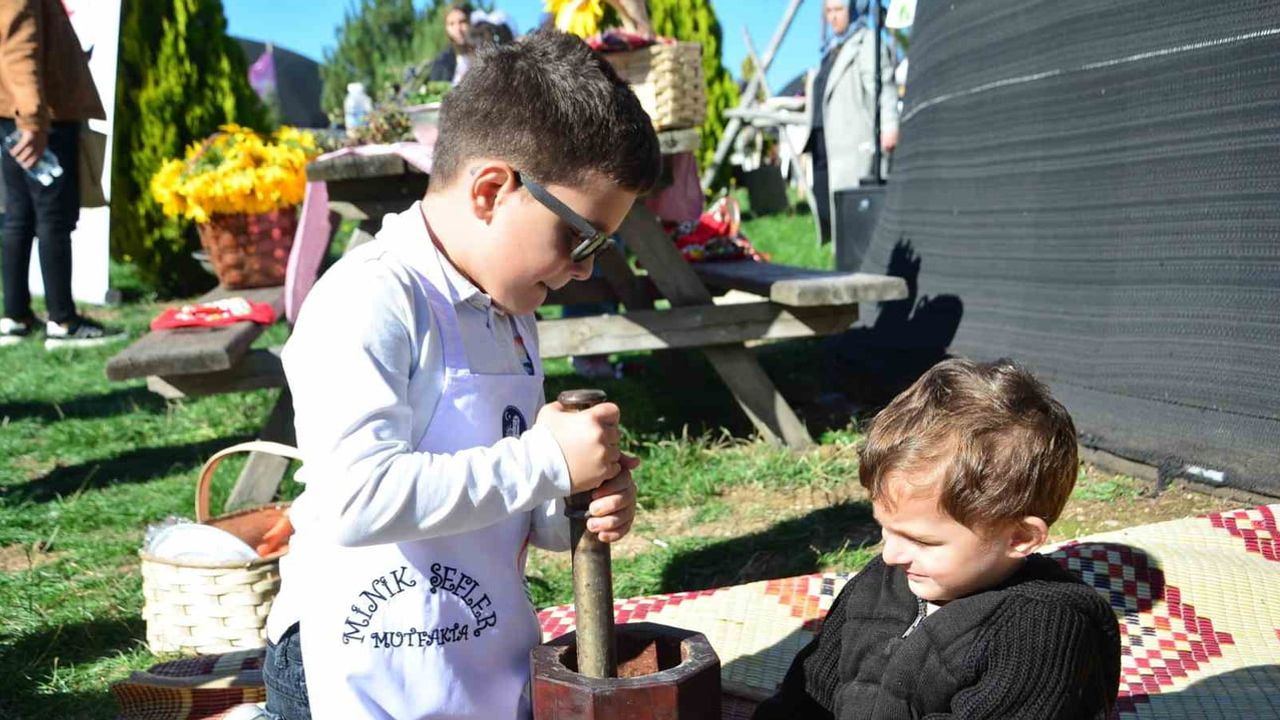 Aileler ve çocuklar Çorum'da birlikte kışlık yiyeceklerini hazırladı