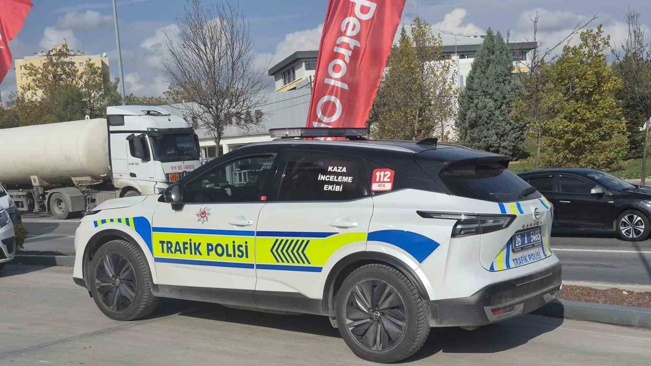 Akaryakıt istasyonunda çarpma: Eskişehir'de kadın hastaneye kaldırıldı