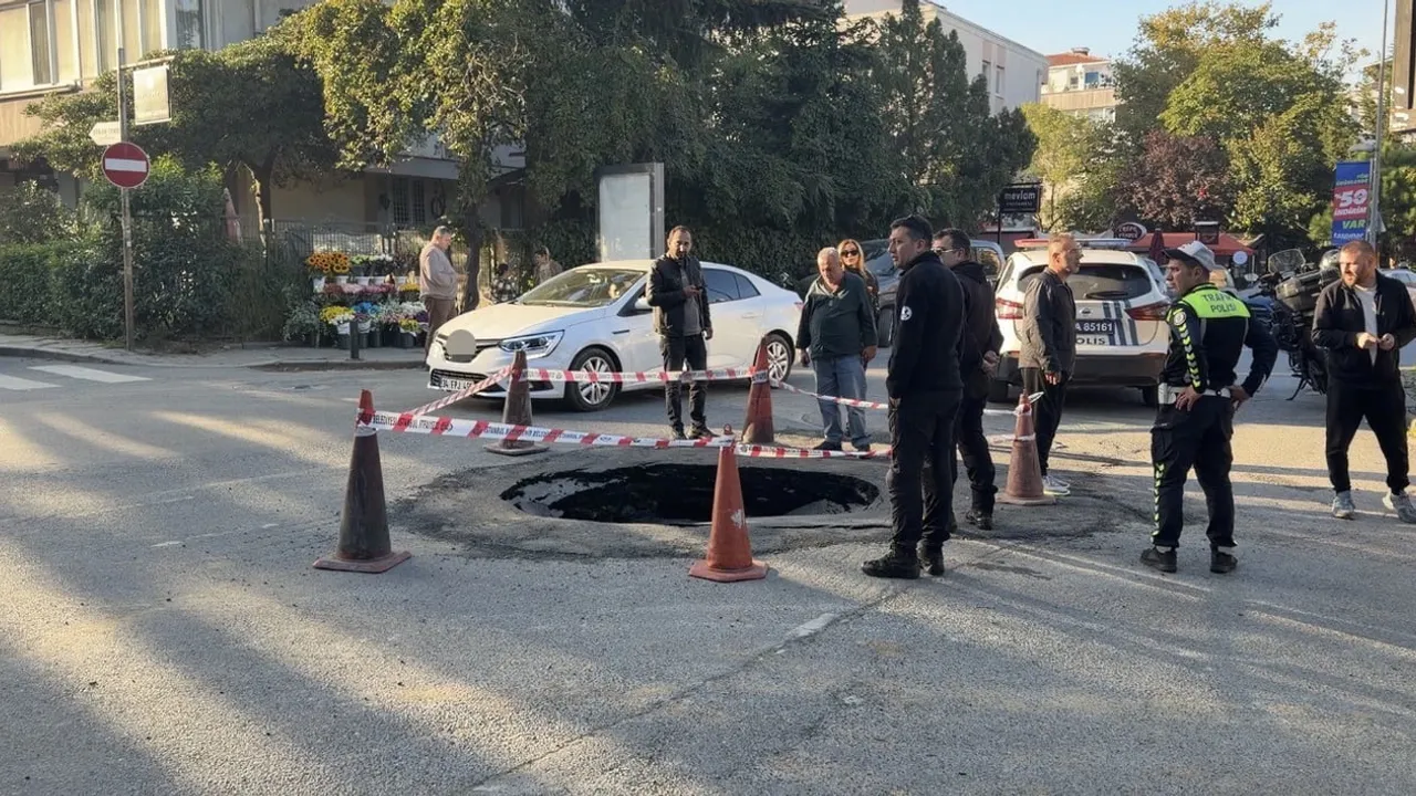 Akatlar'da Zeytinoğlu Caddesi'nde çökme, trafik tek şeritten veriliyor