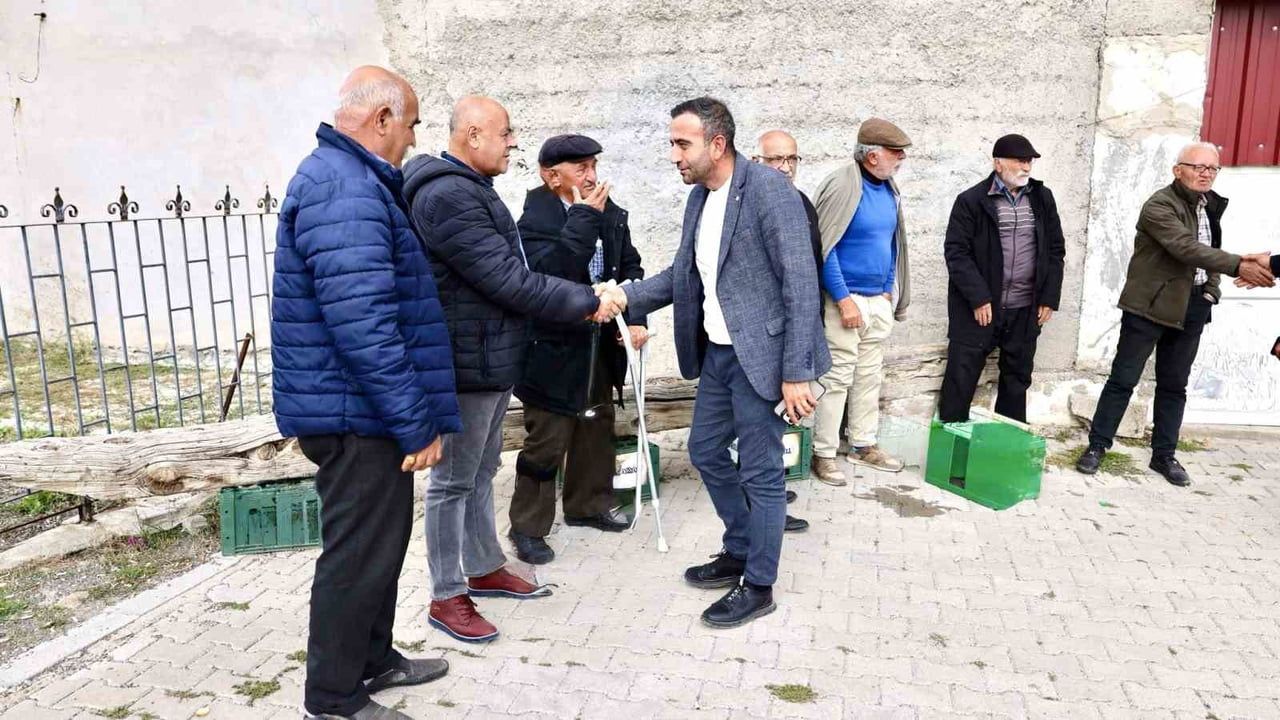 Akçadağ'da mahallelerin nabzını tuttu: Ulutaş Durulova ve Darıca'da halkla buluştu
