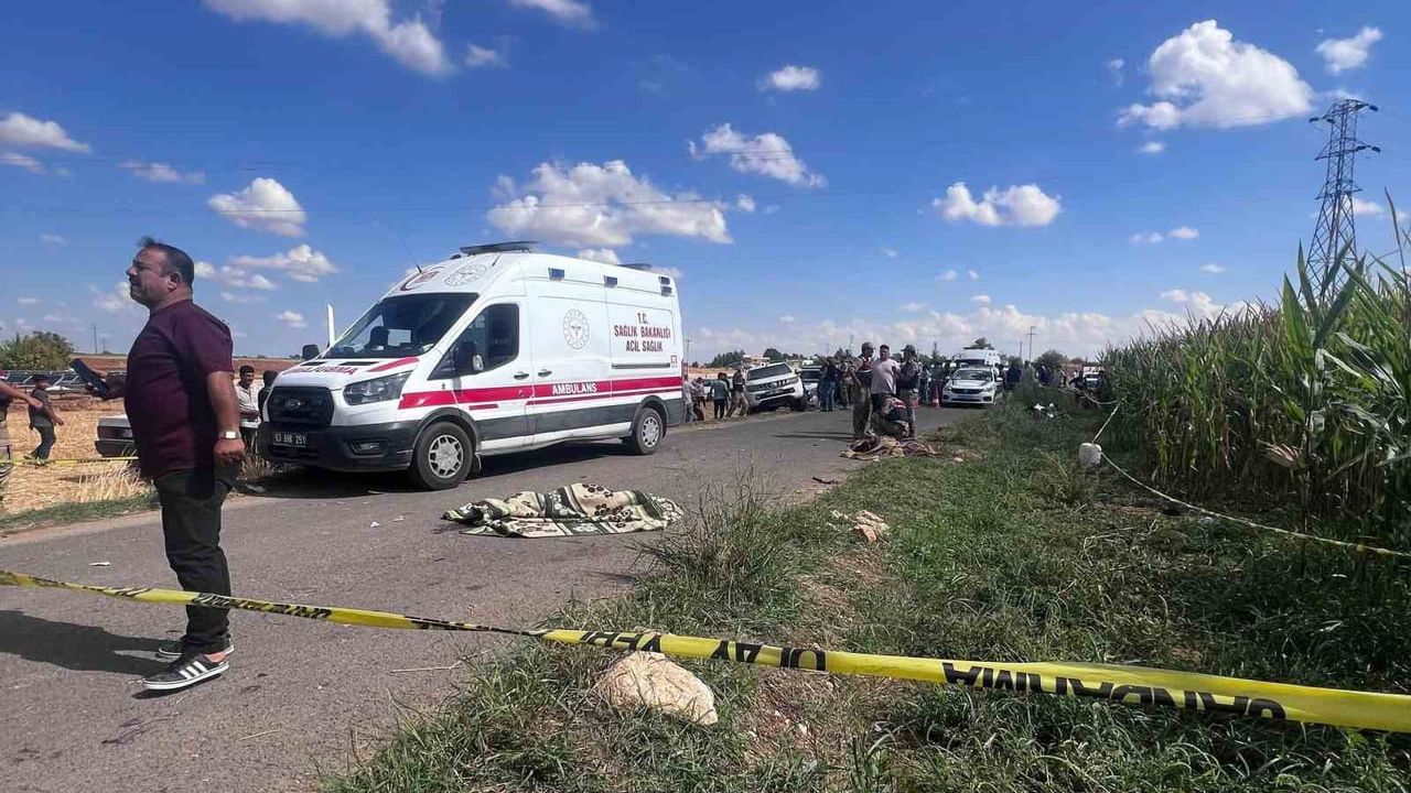Akçakale'de motosikletle gezen iki genç traktör mibzerine çarpıp yaşamını yitirdi