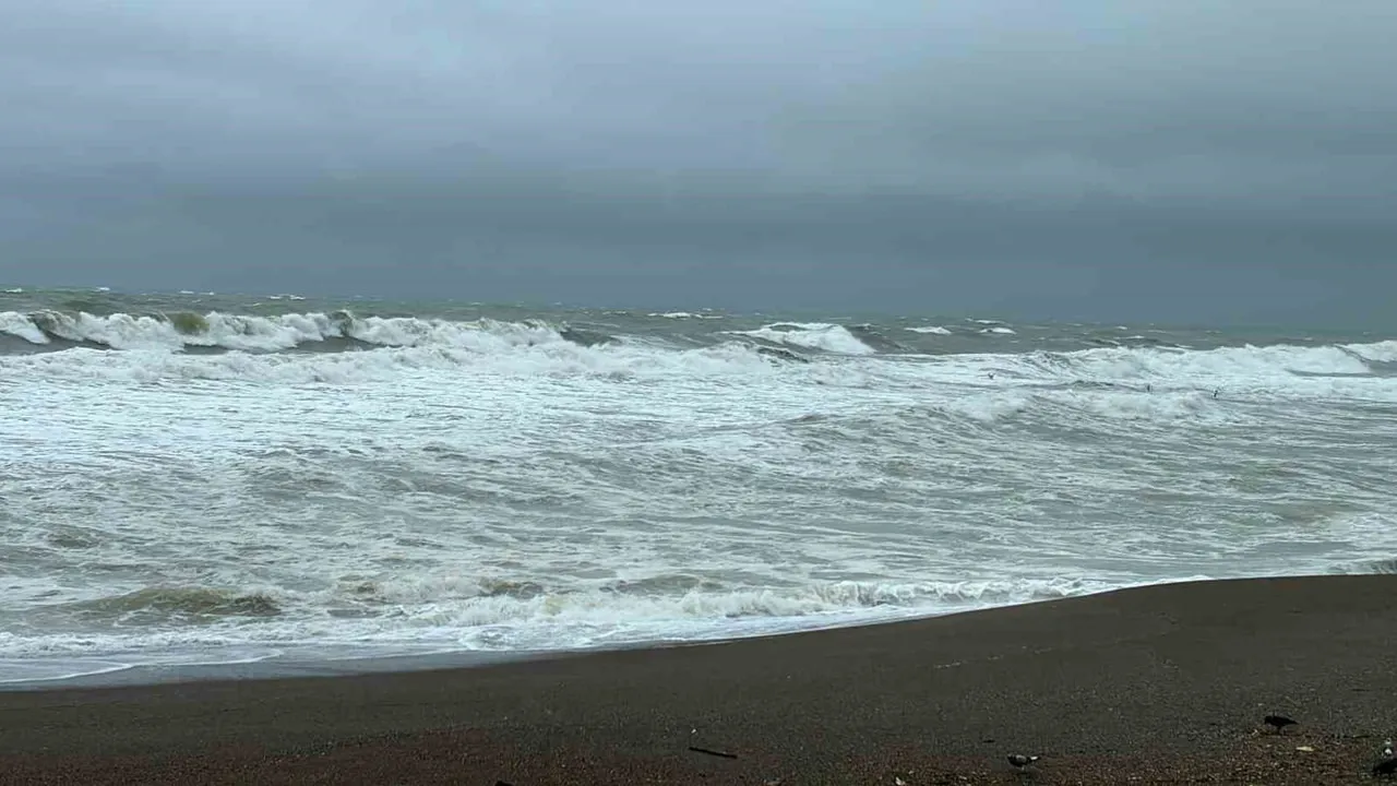 Akçakoca'da fırtına sinyali: Karadeniz kabardı, balıkçılar barınağa çekildi