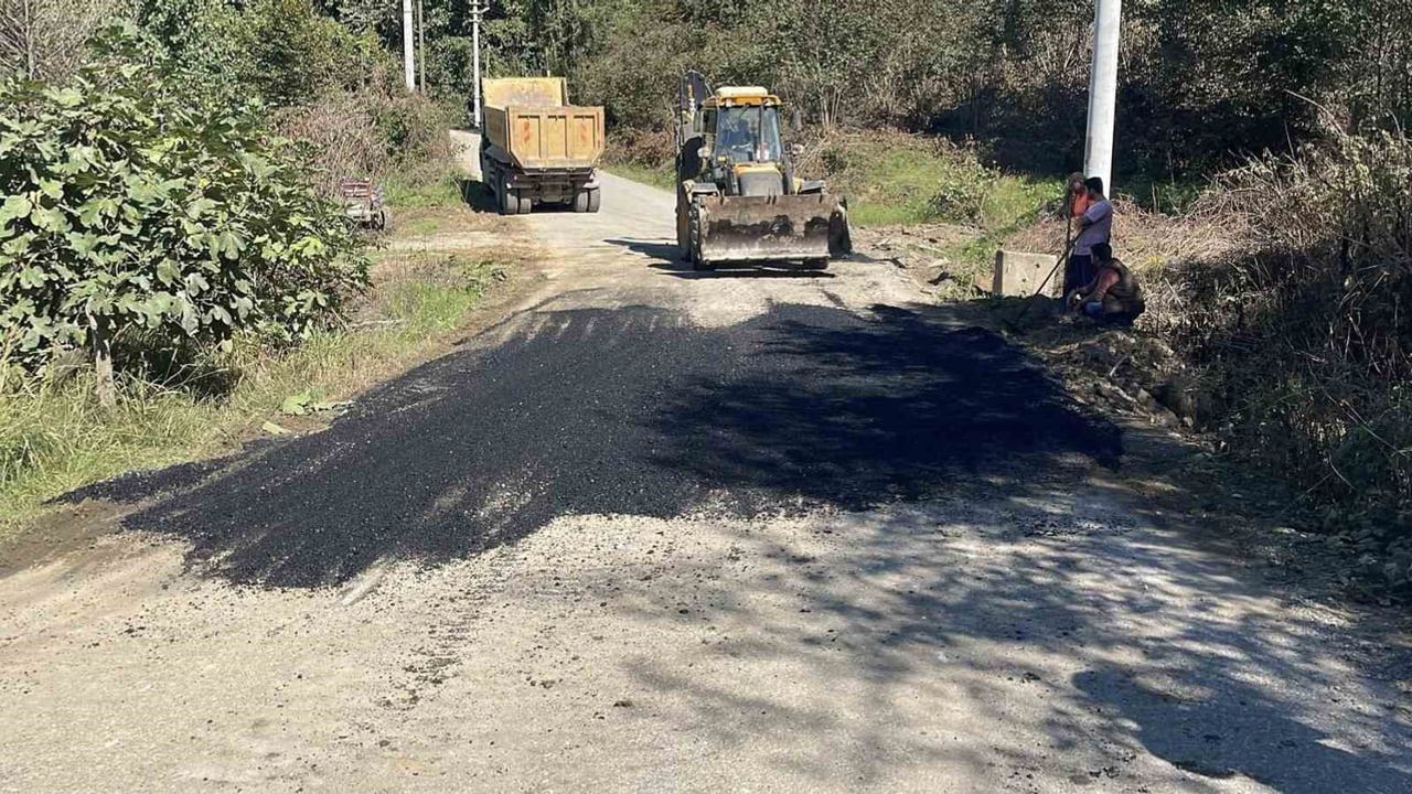 Akçakoca'da köy yollarında güvenli ulaşım için asfalt yama çalışması