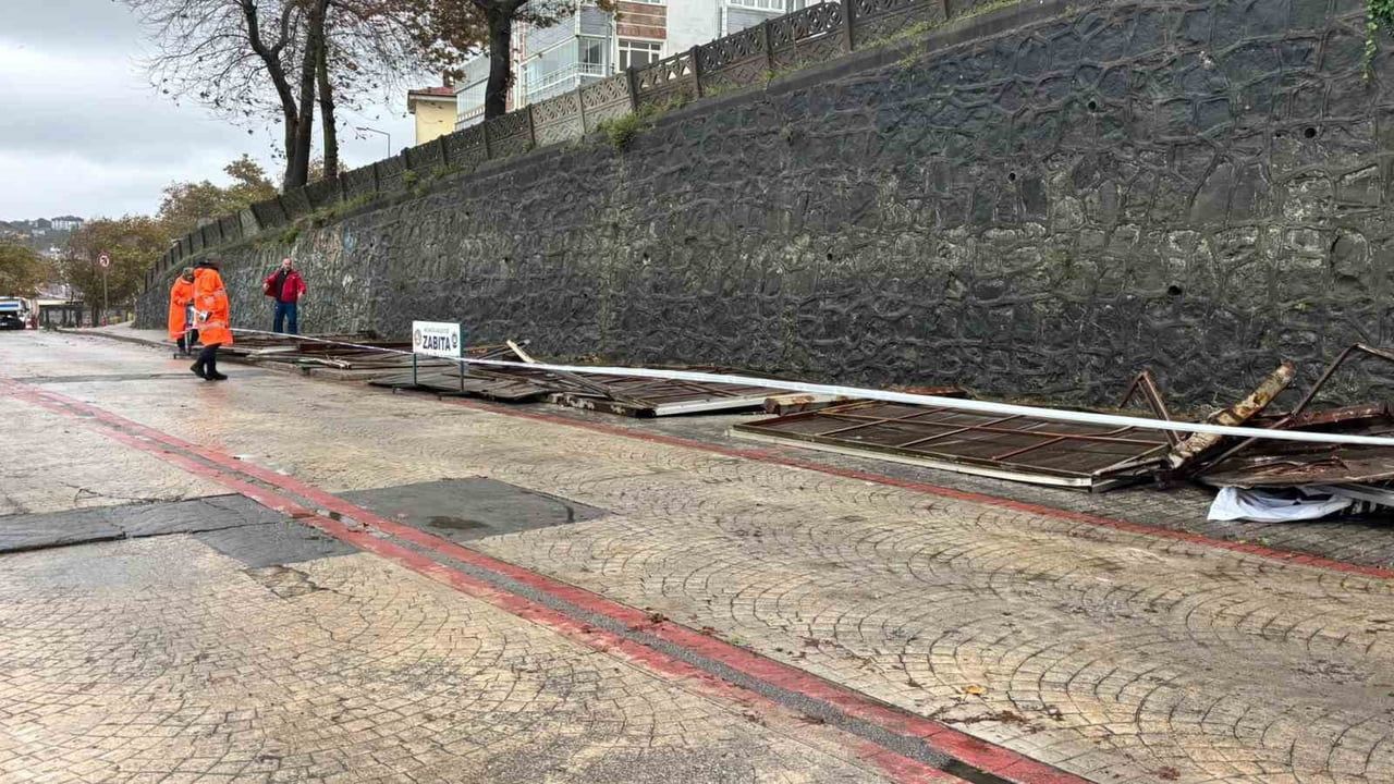 Akçakoca'da rüzgarın ardından önlemler: devrilen reklam direkleri temizleniyor