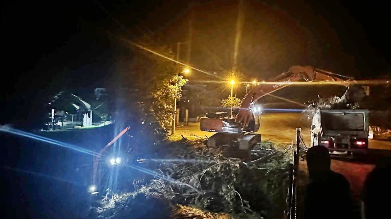 Akçakoca ekipleri sarma deresinde sel riskine karşı geniş çaplı temizlik yaptı