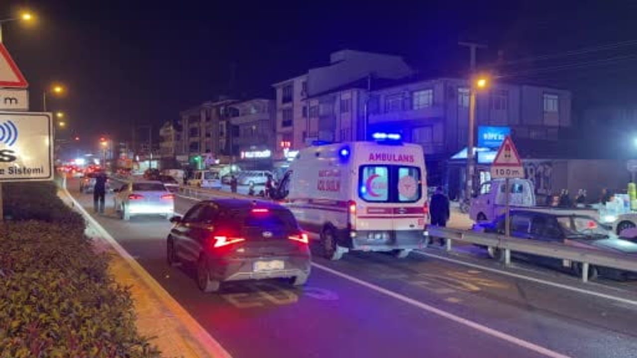 Akçakoca kavşağında çarpışma: motosiklet sürücüsü hastaneye kaldırıldı