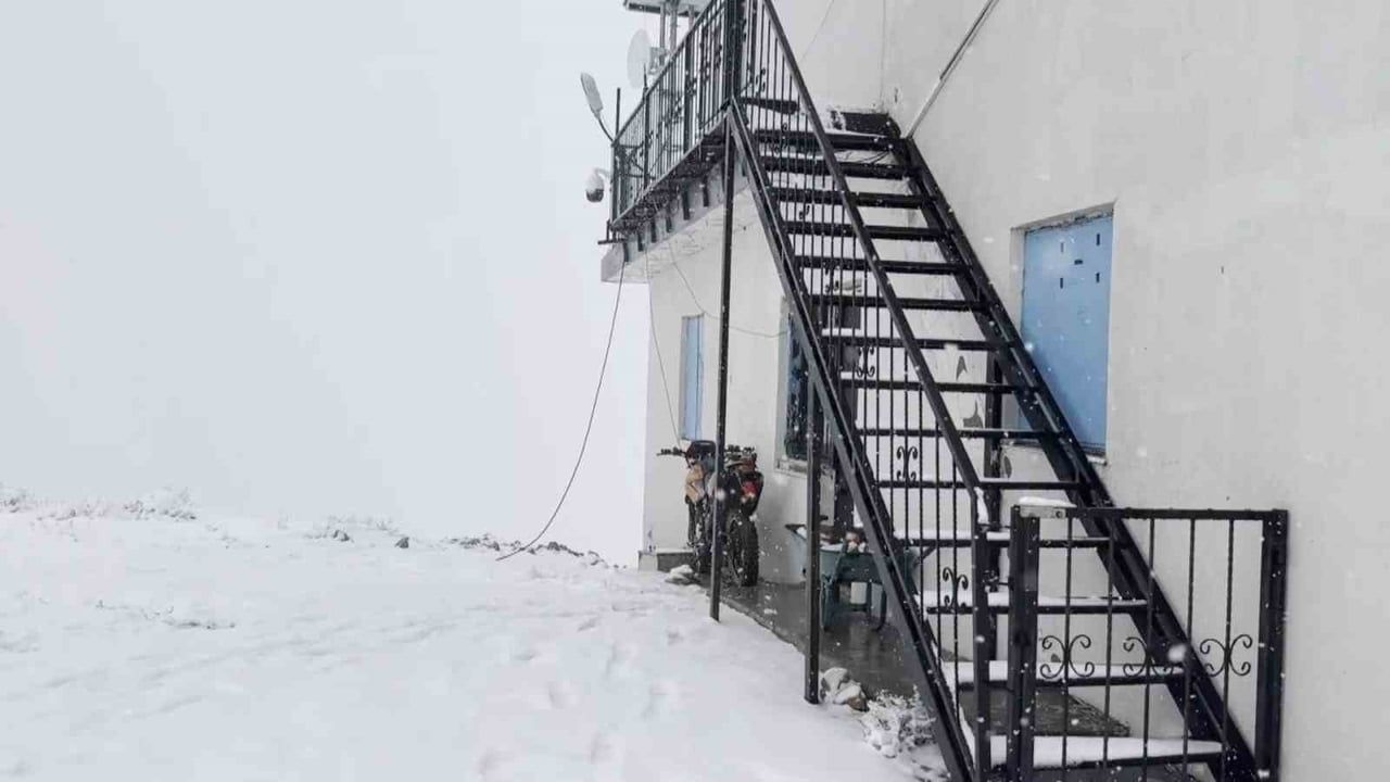 Akdağ Yaylası'nda mevsimin ilk karı 2 bin 120 metrede beyaz örtü bıraktı