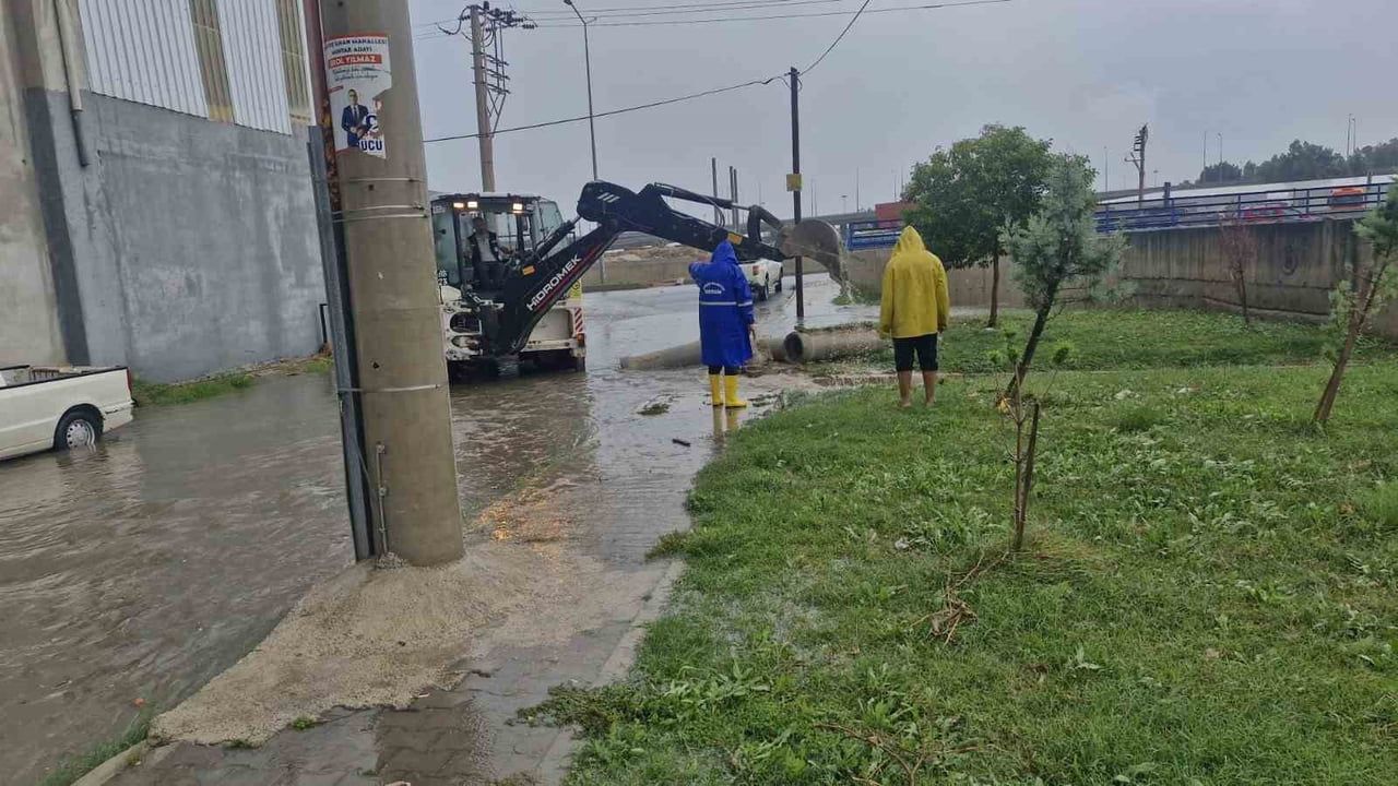 Akdeniz’de sağanakla mücadele: ekipler 10 noktada motopomp çalıştırdı