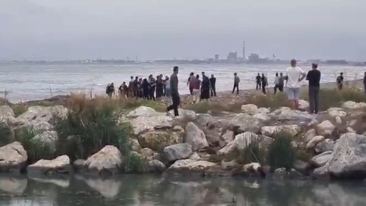 Akdeniz ilçesinde denize giren üç gençten biri yaşamını yitirdi