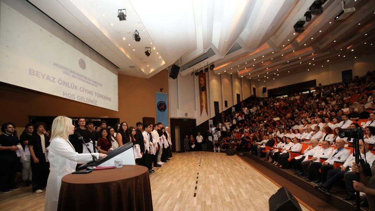 Akdeniz Üniversitesi'nde 330 hekim adayı vicdan ve teknoloji vurgusuyla beyaz önlük giydi