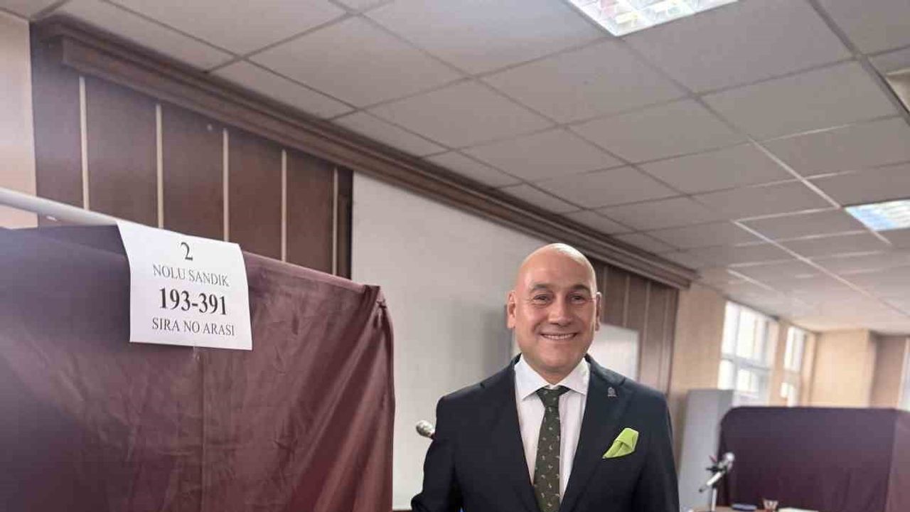 Akhisar'da birleşme çağrısıyla yeniden güvenoyu alan Alper Alhat