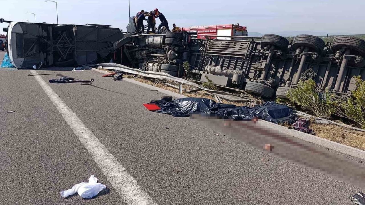 Akhisar'da çekici ile yolcu otobüsü çarpıştı, 4 kişi hayatını kaybetti