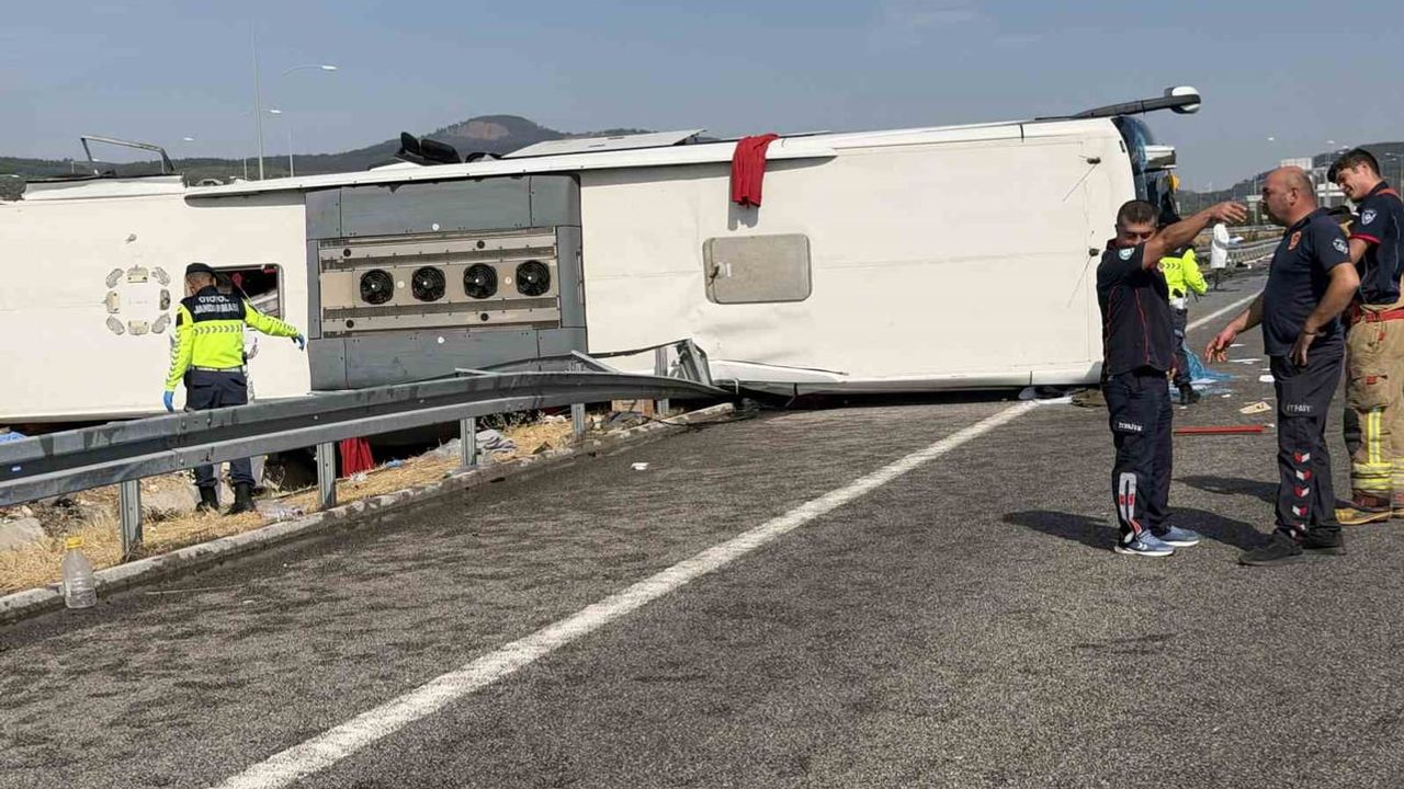 Akhisar'da otobüs ve çekicinin çarpıştığı kazada 11 kişi hayatını kaybetti