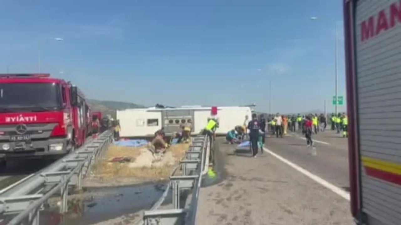 Akhisar'da otoyolda tır ile yolcu otobüsünün çarpışması: 11 ölü, 26 yaralı