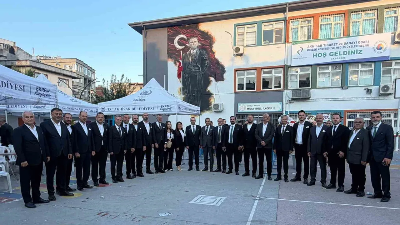 Akhisar'da ticaret odasının yeni döneminde Sami Karaoğlan yeniden güvenoyu aldı