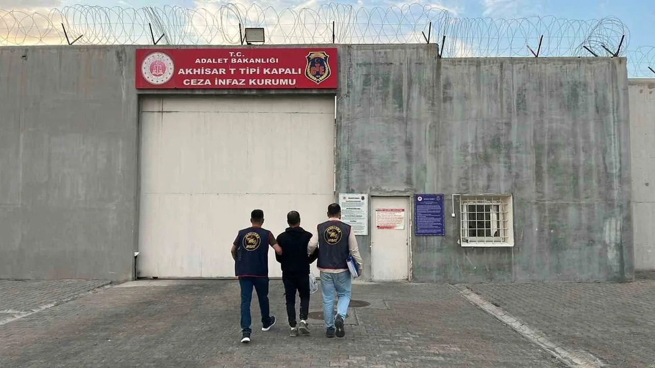 Akhisar'da uzun süreli hapis cezasıyla aranan şüpheli jandarmaya teslim edildi