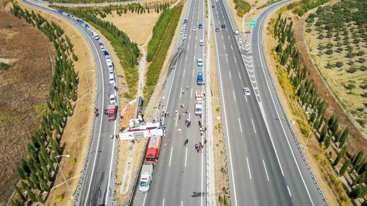 Akhisar'daki ağır kaza sonrası otobüs ve tır vinçle kaldırılıyor