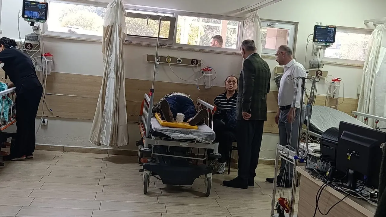 akhisar'daki otobüs kazasında vali özkan yaralıları hastanede ziyaret etti