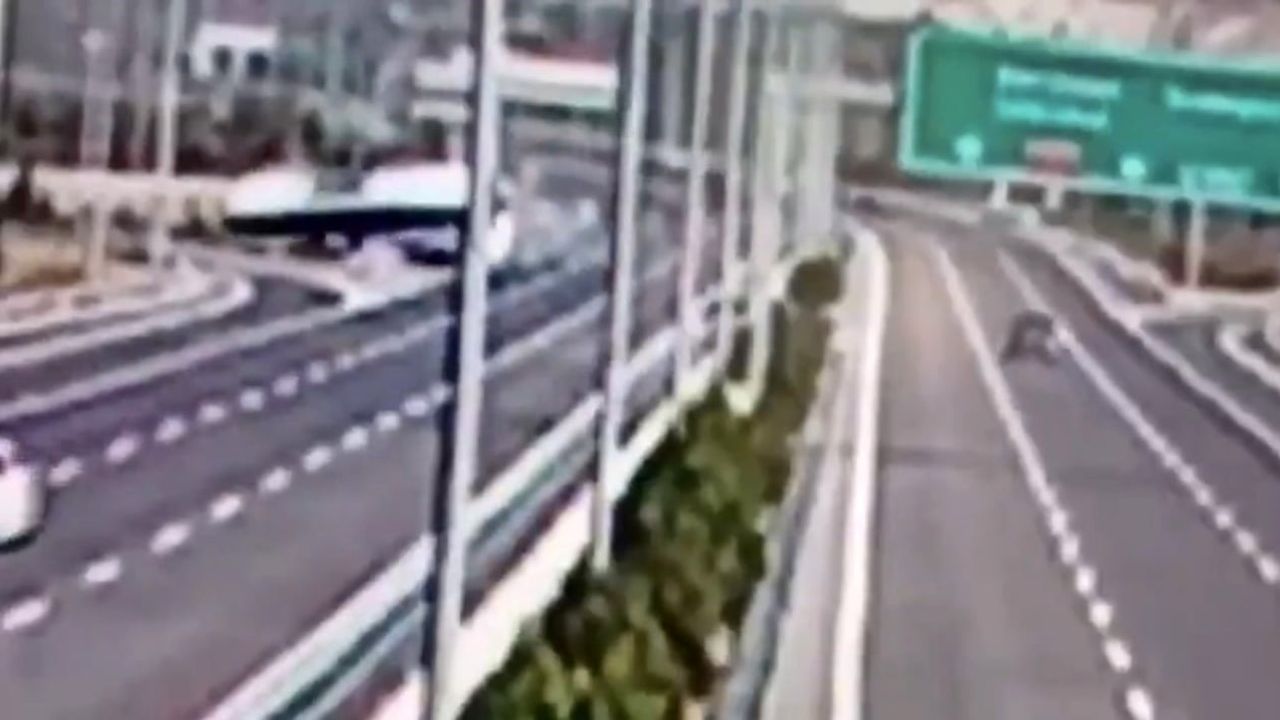 akhisar kavşağında otobüs ve çekici çarpışmasının güvenlik görüntüleri gündeme geldi