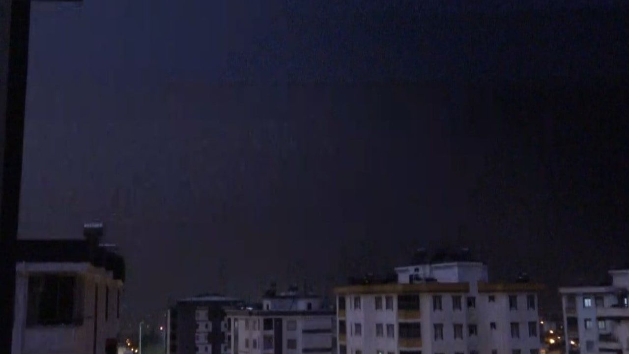 Akşam fırtınasında Kozan'da kameraya yansıyan yıldırım anı
