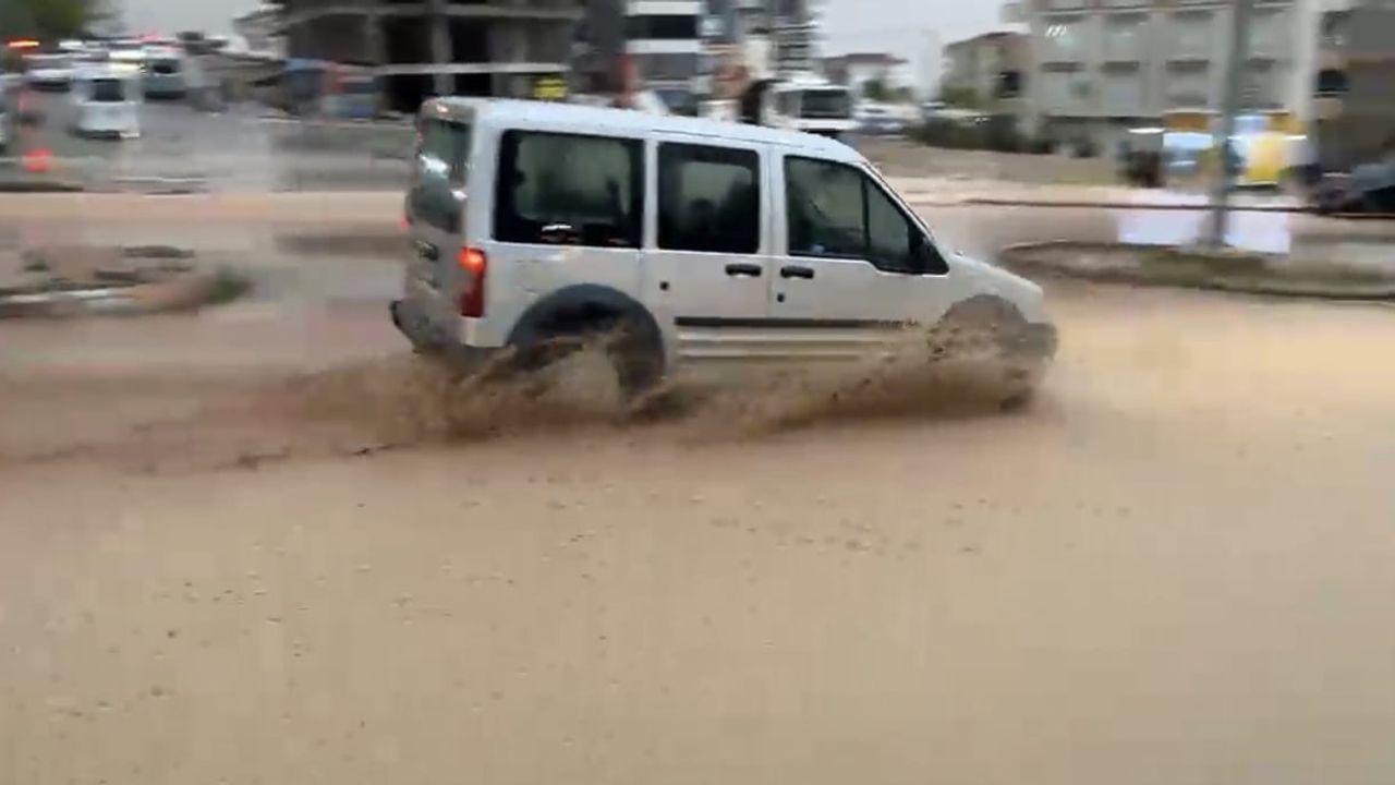 Akşam yağmuru Besni'de cadde ve sokakları suya boğdu