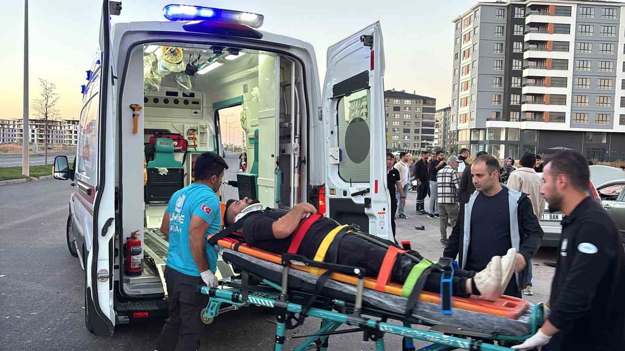Aksaray'da kavşakta çarpışma: park halindeki araca savrulan iki otomobilde 5 yaralı