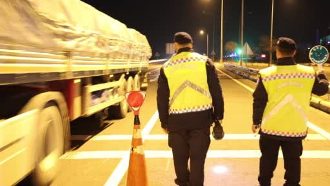 Aksaray’da üç koldan denetim: jandarma trafik, asayiş ve KOM ekipleri yoğun görevde