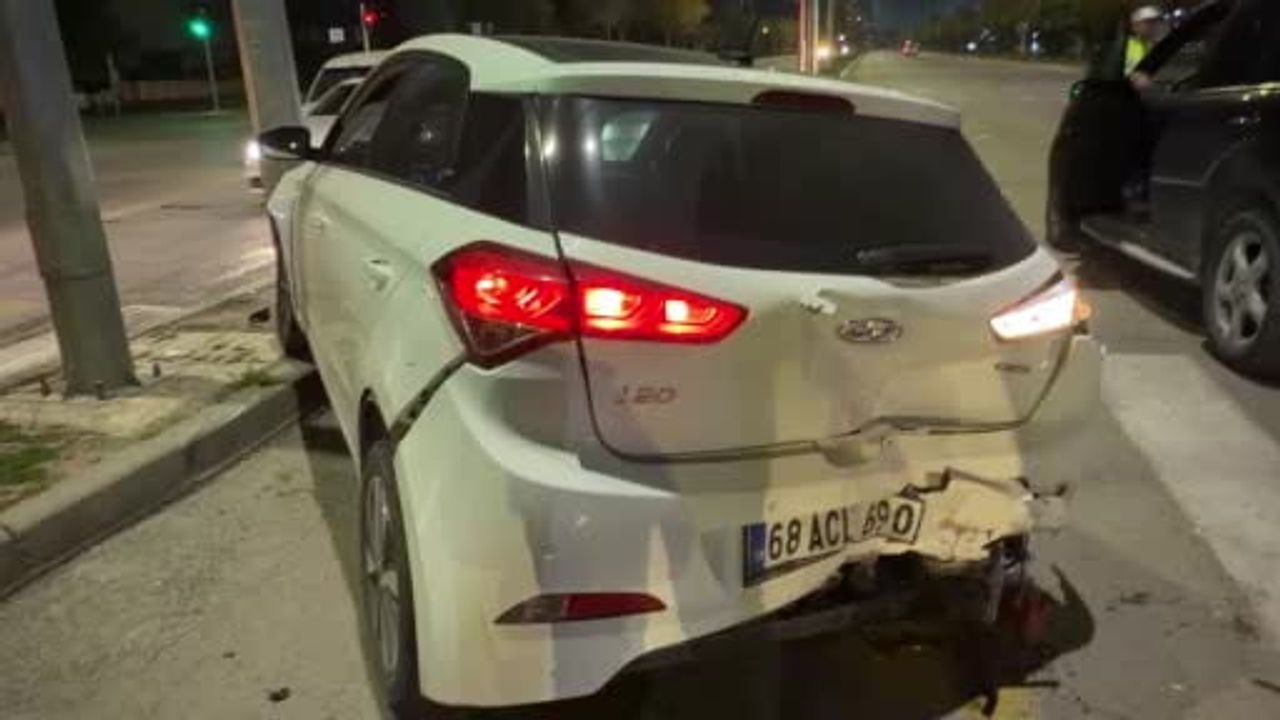 Aksaray'da zincirleme kazada bir sürücü kaçtı, üç kişi hafif yaralandı