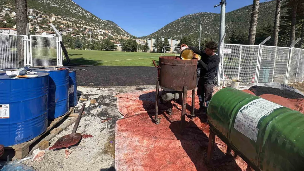 Akseki'ye ilk tartan pistle spor altyapısında adım