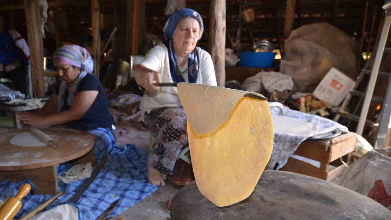 Aksekili kadınların imecesi: kış için 120 yumurtayla 30 kilo erişte