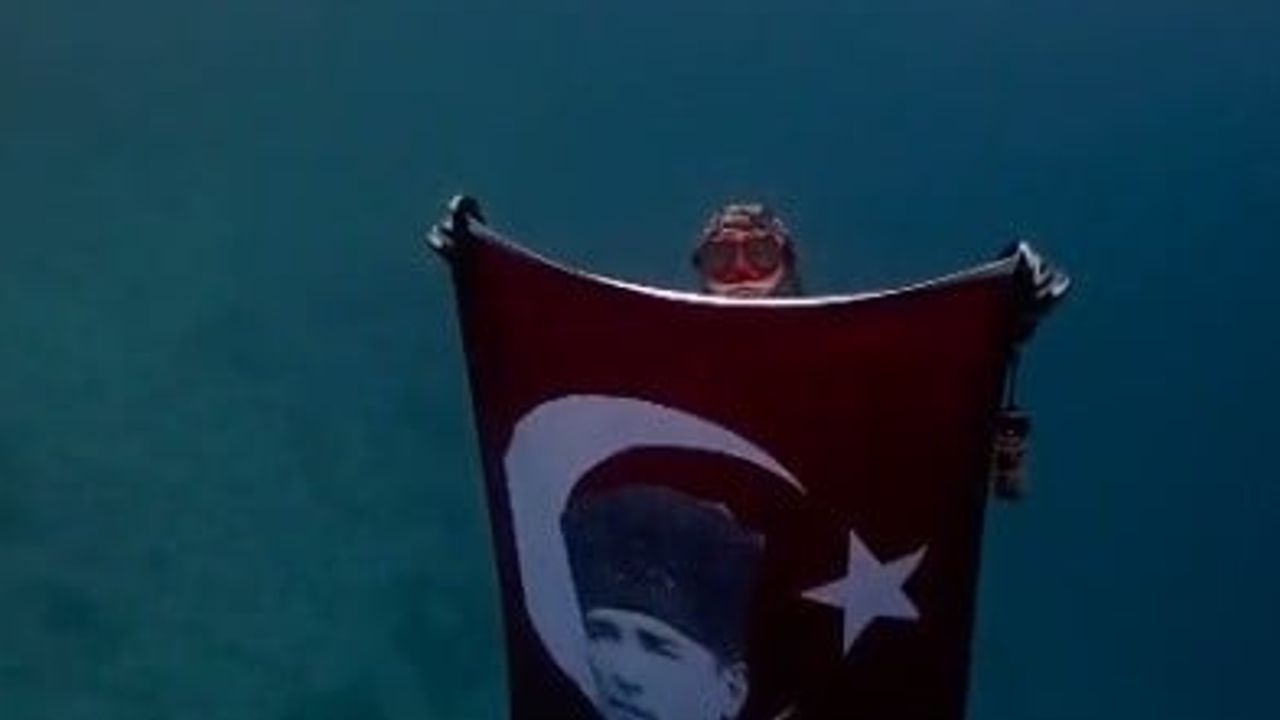 Akyaka'da mavi dipte cumhuriyet coşkusu: Türk bayrağı su altında açıldı