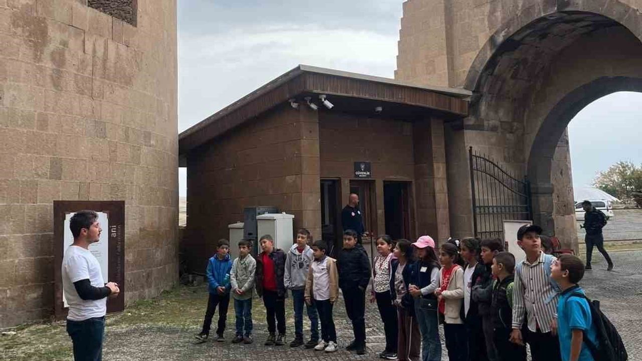 Akyaka'nın dördüncü sınıfları Kars'ın kültürel mirasını adım adım tanıdı