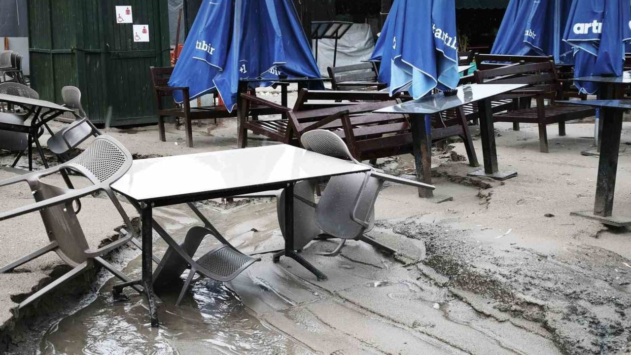 Akyaka sahilinde yağmurun bıraktığı iz: kumlar çekildi, şemsiyeler sürüklendi