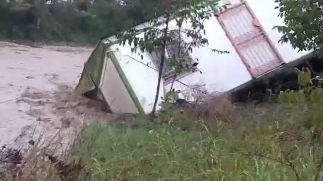 Akyazı'da aniden yükselen su iki evi temelinden sökerek sürükledi