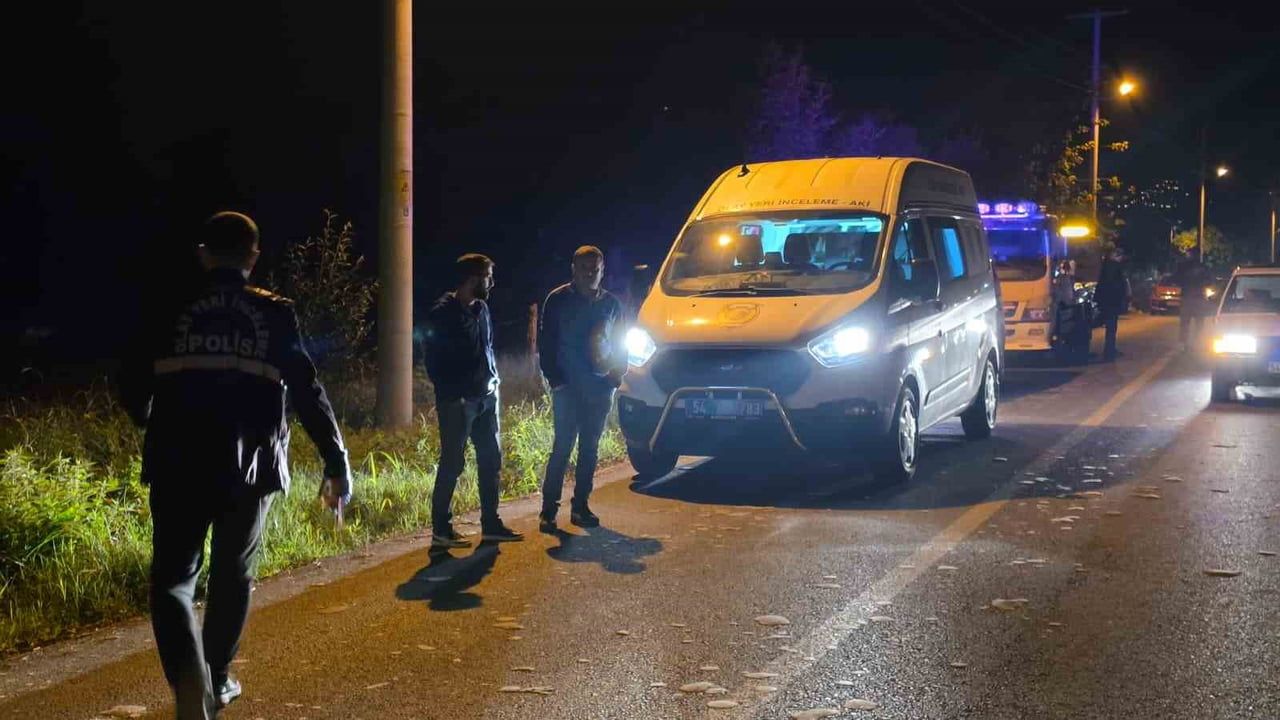 Akyazı'da sollama girişimi kafa kafaya çarpışmayla bitti