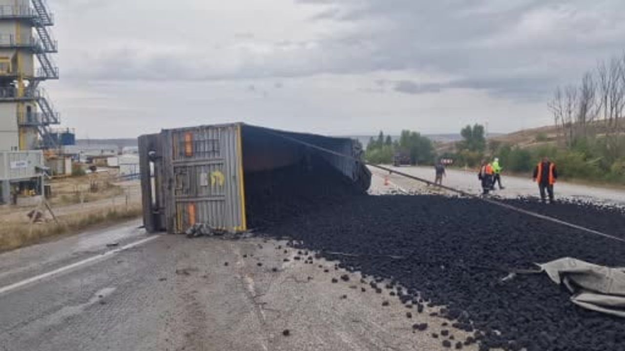 Alaca'da devrilen tırın dökülen kömürleri trafiği daralttı