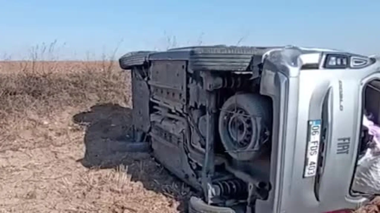 Alaca'da direksiyon hakimiyetini kaybeden araç bariyerlere çarpıp tarlada takla attı
