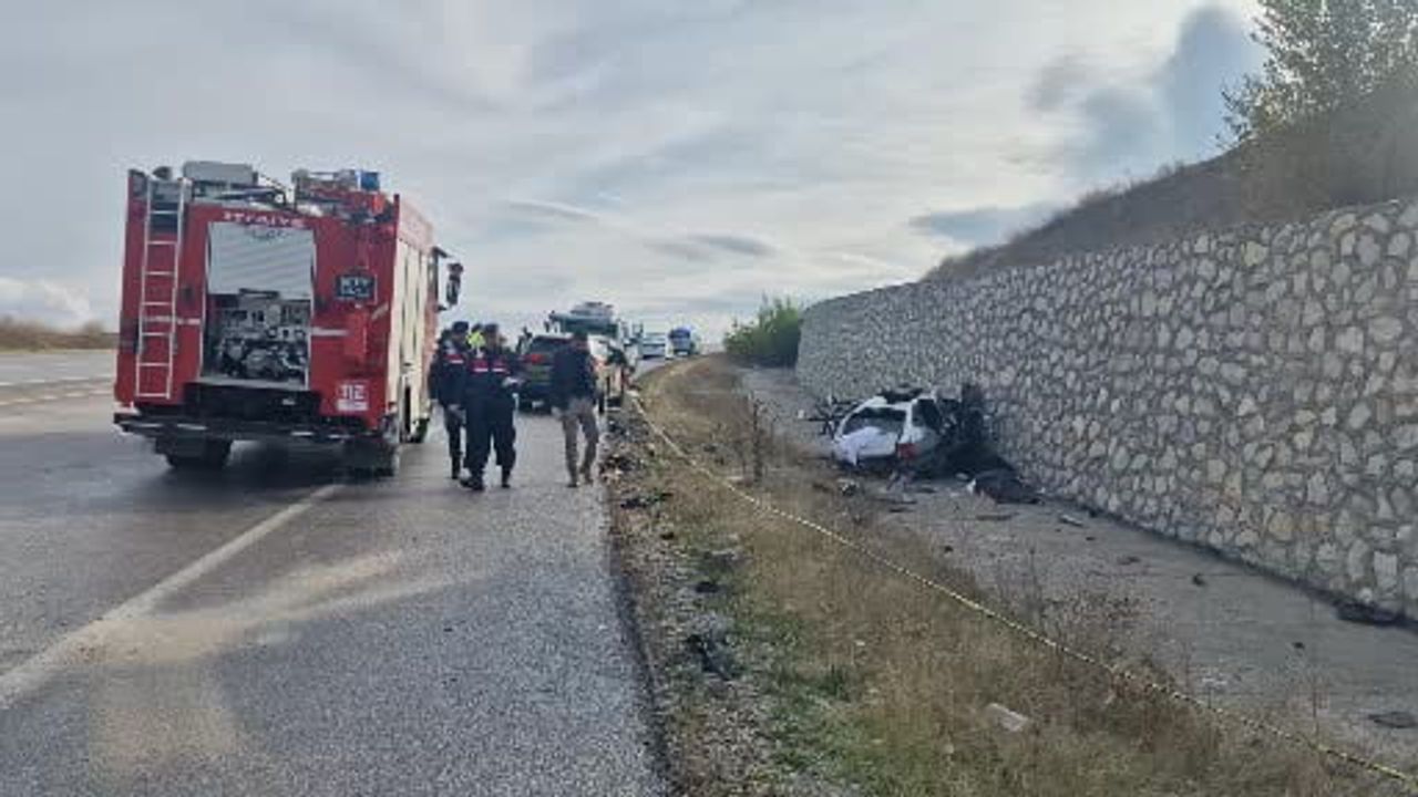 alaca'da karayolunda çarpışma: 1'i çocuk 4 kişi yaşamını yitirdi