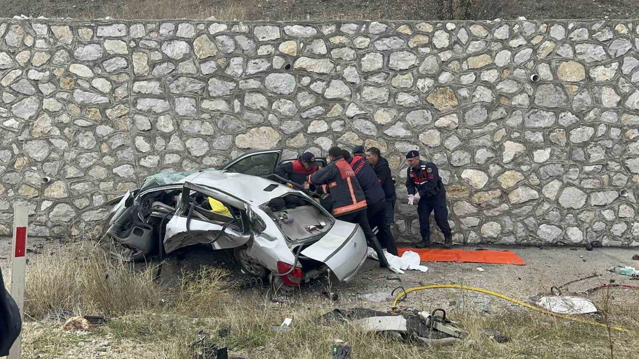 Alaca'da karayolunda çarpışma: otomobil istinat duvarına çarptı, 4 ölü, 2 yaralı