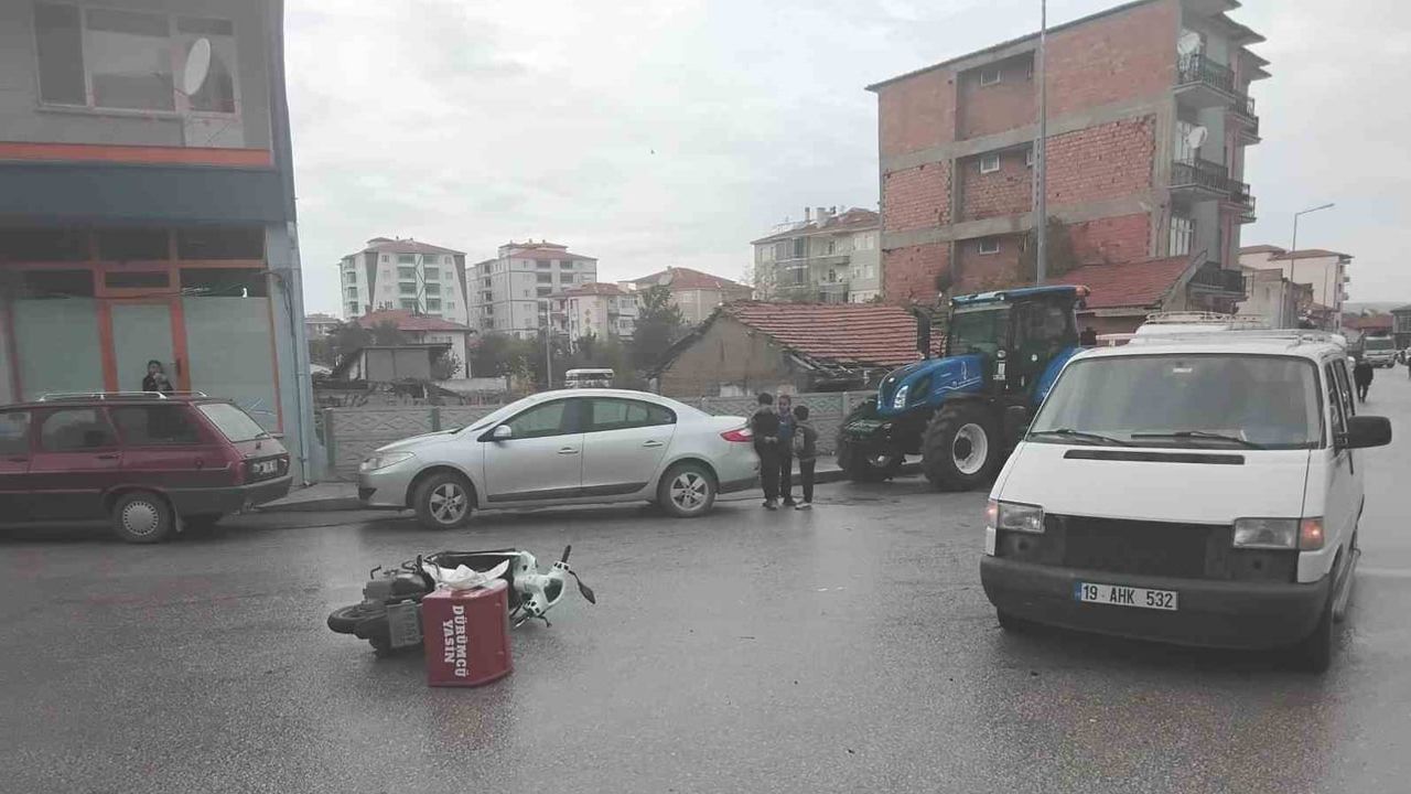 Alaca'da kavşak kazası: motosiklet sürücüsü yaralandı