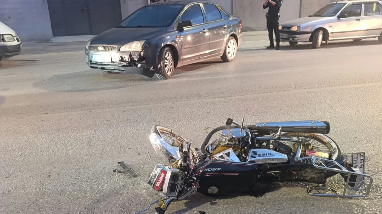 Alaca'da otomobil ve motosiklet çarpıştı, bir kişi yaralandı