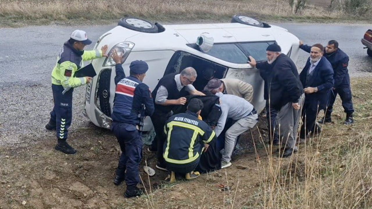 Alaca'da yağmurun etkilediği yolda kontrolden çıkan otomobil devrildi
