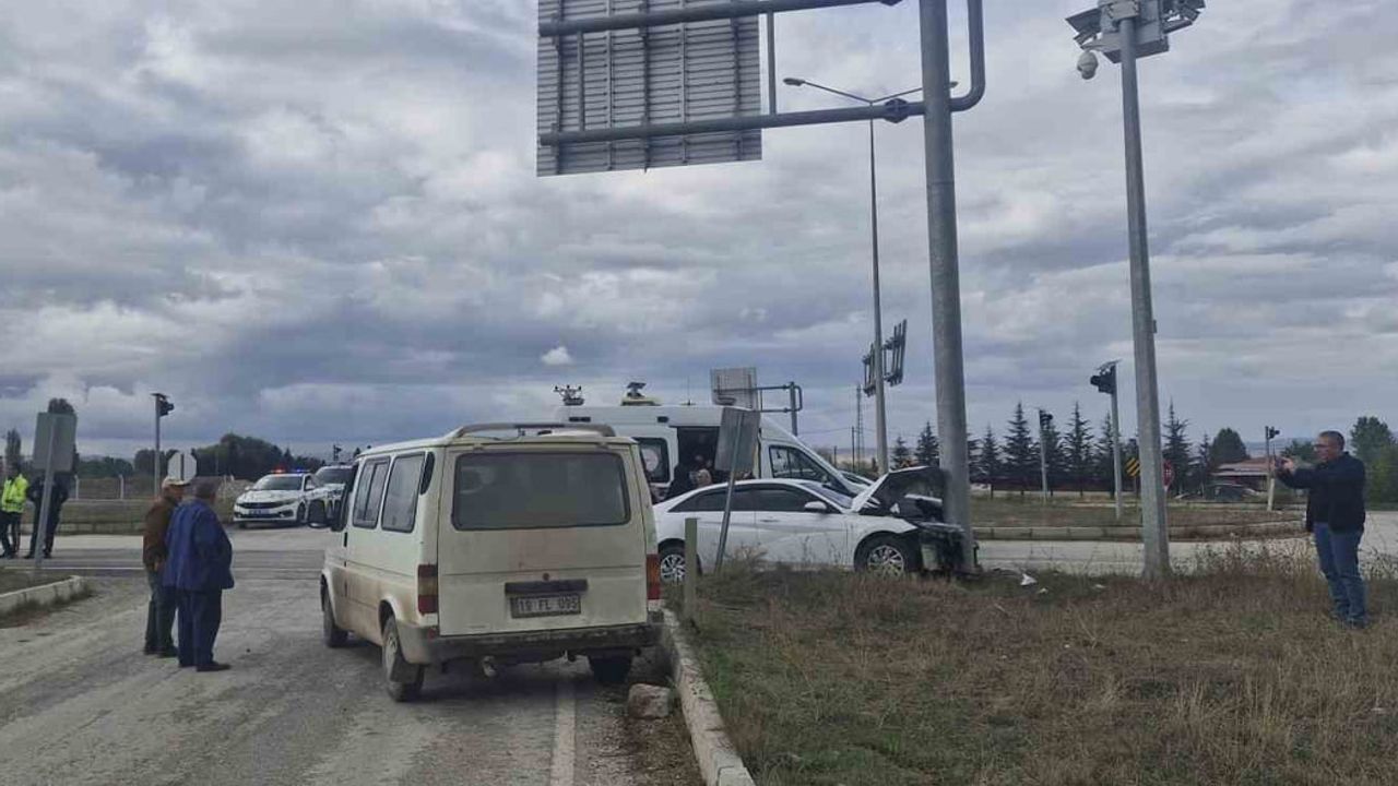 Alaca kavşağında çarpışan araçlar: minibüs ile otomobilde 6 kişi yaralandı